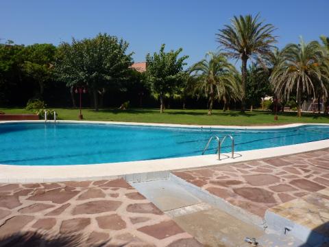 Imatge de la zona de la piscina dels apartaments GAVAMAR de Gavà Mar